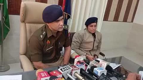 ब्रेकिंग न्यूज़ आगरा 
आगरा पुलिस की सनसनीखेज वारदात को किया खुलासा 
पिता ने ही अपनी पुत्री को उतारा मौत के घाट पिता ने प्रेम प्रसंग के चलते अपनी पुत्री को उतारा मौत के घाट पुलिस की कड़ी मशक्कत के बाद इटावा से पुलिस ने बच्ची की कंकाल को किया बरामद परिवारों को पुत्री का प्रेम प्रसंग नहीं था पसंद पुलिस ने पिता सहित पुत्र और एक अन्य को किया गिरफ्तार दो महिला फरार   गला घोंट कर की गई थी हत्या थाना मलपुरा पुलिस को मिली  बड़ी सफलता 
नेशनल मीडिया न्यू एजेंसी के माध्यम से आगरा से पत्रकार धर्मेंद्र कुमार राजपूत