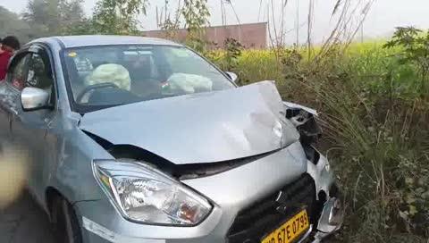 बदायूं  ई-रिक्शा और कार में जबरदस्त टक्कर 
ई-रिक्शा सवार चार लोग गंभीर रूप से घायल 
सूचना पर पहुंचे पुलिस ने घायलों को एंबुलेंस के जरिए सीएससी सहसवान पहुंचाया 
गंभीर हालत देखते हुए डॉक्टरों ने घायलों को जिला अस्पताल रेफर कर दिया गया 
पुलिस ने दोनों बहानों को अपने कब्जे में लेकर जांच पड़ताल शुरू करती है 
पूरा मामला सहसवान कोतवाली क्षेत्र के भवानीपुर रोड का है