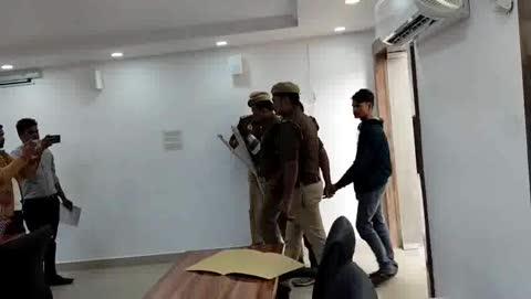 थाना सराय अकिल अन्तर्गत हुई हत्या का सराय अकिल पुलिस ने किया 24 घण्टे के अन्दर खुलासा
जीजा द्वारा बहन को प्रताड़ित किए जाने से क्षुब्ध साले ने जीजा को उतारा मौत के घाट
ब्यूरो रिपोर्ट सुनील साहू/वैधयत ख़बर हिन्दी दैनिक 
कौशाम्बी .... रविवार को सुबह समय करीब 09.00 बजे ग्राम प्रधान मवई द्वारा थाना सराय अकिल को सूचना दी गई की कस्बा कनैली से होकर बारा ब्लॉक की ओर जाने वाली सूखी नहर में एक व्यक्ति का शव बोरे के अन्दर पड़ा हुआ है, सूचना पर तत्काल स्थानीय पुलिस द्वारा मौके पर पहुंच कर देखा गया तो पाया गया कि एक व्यक्ति का शव बोरे के अंदर पड़ा हुआ था तथा शव से करीब 200 मीटर आगे एक प्लैटिना मोटरसाइकिल भी नहर में खड़ी थी। साक्ष्य संकलन के क्रम में फील्ड यूनिट फोरेंसिक टीम द्वारा घटनास्थल का निरिक्षण कर आवश्यक कार्यवाही की गयी तथा पुलिस द्वारा शव की तलाशी लेने पर जेब मे पड़े पर्स में उसकी आईडी प्राप्त हुयी, जिसमें आधार पर मृतक का नाम सुरेंद्र कुमार पुत्र धर्मपाल निवासी ग्राम ककरहाइ थाना सराय अकिल जनपद कौशाम्बी उम्र करीब 34 वर्ष, प्रकाश में आया। तत्पश्चात शव के पंचायत नामा की कार्यवाही करते हुये पोस्टमार्टम हेतु मोर्चरी हाउस भेजा गया। घटना के सम्बन्ध में मृतक के पिता से प्राप्त तहरीर के आधार पर थाना सराय अकिल पर मु0अ0सं0 345/25 धारा 103 (1) /115(2)/351(2)/352 बीएनएस बनाम गुड्डू पुत्र मौला तथा उसके अज्ञात साथियो के विरुद्ध पंजीकृत किया गया। घटना की गम्भीरता के दृष्टिगत राजेश कुमार पुलिस अधीक्षक कौशाम्बी द्वारा स्थलीय निरीक्षण करते हुये घटना के शीघ्र अनावरण एवं अभियुक्तों की गिरफ्तारी हेतु टीमों का गठन कर आवश्यक दिशा-निर्देश दिये गये थे।
घटना के अनावरण हेतु गठित टीमों द्वारा सर्विलांस, सीसीटीवी कैमरो के अवलोकन तथा साक्ष्य संकलन के क्रम में सभी सम्बन्धित से की गयी पूछताछ से जानकारी प्राप्त हुई कि कुछ दिन पूर्व मृतक सुरेन्द्र व उसके साले गुड्डू के मध्य बहन के साथ प्रताडना को लेकर झगड़ा हुआ था। आरोपी गुड्डू की तलाश करने पर पता चला कि वो घर से भागा हुआ है। संकलित साक्ष्य से आरोपों की प्रथम दृष्या पुष्टि होने पर गुड्डू को पकड़ने के लिए टीमें लगायी गयी। पुलिस टीम द्वारा आज दिनांक 15.12.2025 को मुखबिर की सूचना पर किलनहाई नदी पुल से अभियुक्तगण 1. गुड्डू पुत्र मौला 2. विजय उर्फ गोलू पुत्र मौला (गुड्डू का छोटा सगा भाई) व 3. महेश पुत्र सूरजदीन निवासीगण ग्राम बारा मढ़ी थाना व जनपद कौशाम्बी को गिरफ्तार किया गया। सभी अभियुक्तो द्वारा अपना जुर्म स्वीकार किया गया। विधिक कार्यवाही के पश्चात अभियुक्तों को न्यायालय भेजा गया है।अभियुक्त गुड्डू ने कड़ाई से पूछताछ करने पर बताया कि मेरा जीजा सुरेन्द्र मेरी बहन पर शक करता था, मारता पीटता था तथा बहन की अश्लील फोटो सबको भेज देता था कई बार समझाया पर वह नहीं माना। दिनांक 13.12.2025 को सुरेन्द्र मेरे गांव आया था जब मुझे पता चला तब मैने योजना बनाकर सुरेन्द्र को गांव के बाहर बगिया में मिलने के लिये बुलाया, वहा पर मेरा छोटा भाई गोलू और चचेरा भाई महेश भी मेरे बुलाने पर आ गये, और वही पर हम लोगों का पुरानी बात को लेकर सुरेन्द्र से झगड़ा हो गया तभी हम तीनों लोगों ने मिलकर सुरेन्द्र को डण्डो से उसके सर पर मारा जिससे सुरेन्द्र की मौके पर ही मृत्यु हो गई। इसके बाद घर से दो बोरा लेकर गए, जिसमें शव को भरकर ग्राम मवई की नहर में फेंक दिये थे तथा सुरेन्द्र की मोटर साइकिल को भी थोड़ी दूरी पर नहर में ही फेंक दिये। सबूत छिपाने के लिये उसके फोन और डण्डो को वही केले के बाग के पास में फेंक दिया। अभियुक्तों की निशानदेही पर मृतक सुरेन्द्र का मोबाइल फोन तथा आला कत्ल 2 डण्डे बरामद किये गये।