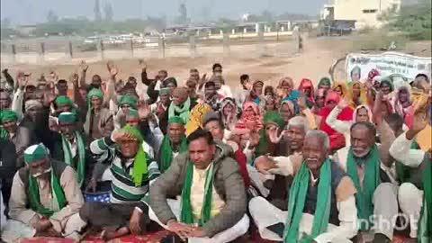 शाहजहांपुर जनपद के तहसील कलान मुख्यालय पर श्रीपाल सिंह की अध्यक्षता में भारतीय किसान यूनियन टिकैत गुटकी एक मीटिंग का आयोजन किया गया.मीटिंग के बाद सभी किसानों ने उप जिला अधिकारी की अनुपस्थिति में कार्यालय के कर्मचारी नत्थू लाल को एक ज्ञापन दिया .ज्ञापन देकर उन्होंने बताया की मिर्जापुर क्षेत्र में गांव में घूम रही आवारा गायों को संरक्षित करते हुए गौशाला भिजवाया जाए ताकि किसानों की फसल आवारा जानवर ना चर सके