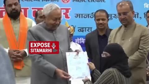 मुख्यमंत्री नीतीश कुमार ने महिला चिकित्सक की हिजाब उतारने की कोशिश की ! सोशल मीडिया पर वायरल हो रहा VIDEO.
#NitishKumar
#BiharPolitics
#ViralVideo
#SocialMedia
#BreakingNews
#BiharNews
#PoliticalControversy
#HijabIssue
#NewsUpdate
#FactCheck
#exposesitamarhi
