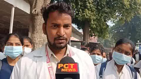 पैरामेडिकल छात्रों को स्कॉलरशिप न मिलने से परेशानी, डीएम से मिलने पहुंचे छात्र
फिरोजाबाद। स्वशासी राजकीय मेडिकल कॉलेज फिरोजाबाद में अध्ययनरत पैरामेडिकल बैच 2023-24 के छात्र-छात्राओं को अब तक छात्रवृत्ति का लाभ नहीं मिल सका है। स्कॉलरशिप न मिलने से छात्रों में नाराज़गी और चिंता का माहौल है। छात्रों का कहना है कि कॉलेज प्रशासन द्वारा प्रथम एवं द्वितीय वर्ष के पैरामेडिकल छात्रों को छात्रवृत्ति से वंचित रखा जा रहा है, जिससे उनकी पढ़ाई प्रभावित हो रही है।