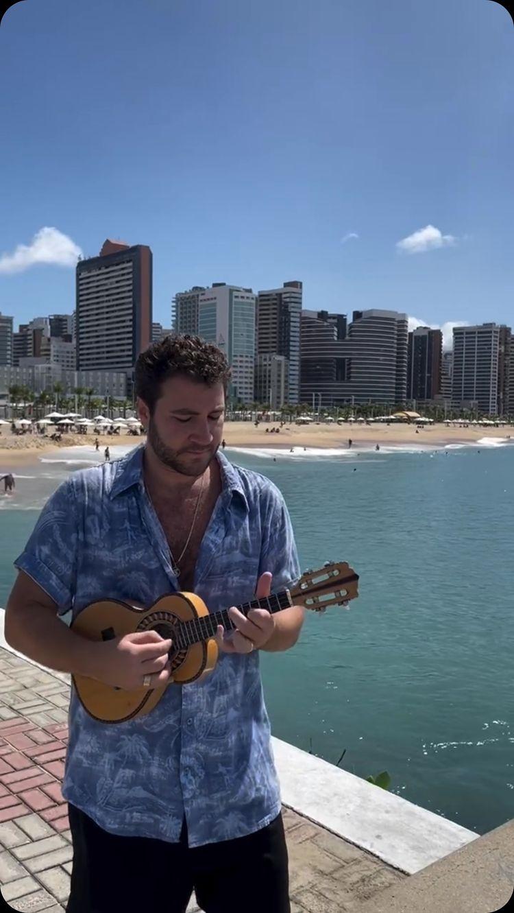 Pegando emprestado o sol e o calor do Ceará, pra avisar que vou cantar nesta sexta, sábado e domingo em Fortaleza/CE! Sexta no novosboemios_, sábado no floresta_bar e domingo no botecodavilafortal! Vamos que vamos!!! 😀🎤☀️