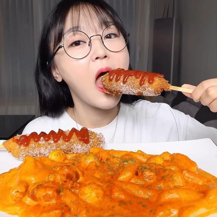 🎀 aejeong_mukbang 

 ₊˚ʚ ᗢ₊˚✧ ﾟ« cheesy corn dog and rosé tteokbokki »

tags 👛 
↳ #asmr #mukbang #mukbangasmr #eating #eatingasmr #eatingshow #mukbangkorea #korea #먹방 #吃播 #satisfying #foodie #foodlover #asmrmukbang #mukbangrepost #explore #explorepage #seafood #seafoodlover #seafoodboil #corndog #corndogmukbang #koreancorndog #tteokbokki #rosetteokbokki #로제 #로제떡볶이 #콘도그 #핫도그 ༉‧₊