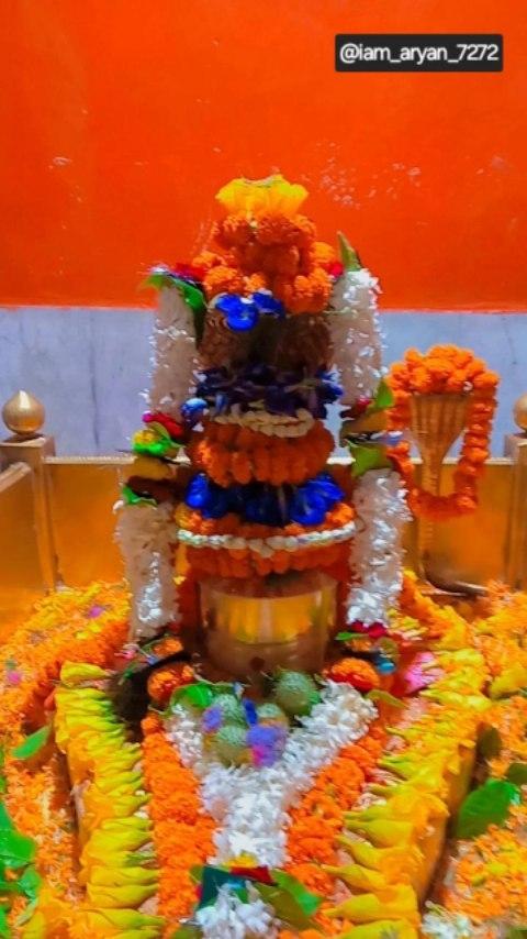 *🙏🌹जय श्री बुढ़वा शंकर जी🌹🙏*
*श्री इशानेश्वर् महादेव आदिर्लिंग गान्गी तट बरहपुर गाजीपुर का प्रति वर्ष की तरह सावन मास में प्रति दिन होने वाले रुद्राभिषेक के बाद आज का रात्रिकालीन आरती श्रृंगार दर्शन*