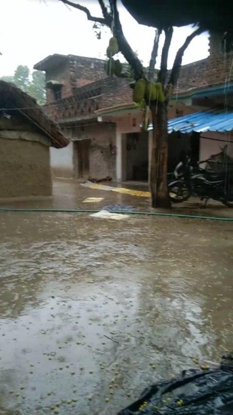बारिश ⛈️🌦️🌧️
#pratapgarh
#explore 
#tranding 
#rain 
#reels 
क्या आप लोगो के यहाँ बारिश हो रही है