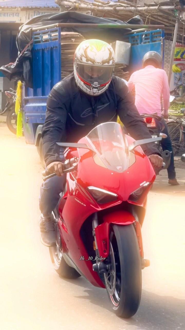 Red beast ❤️

ranjangiri_3201 
jh_10_rider 
ravinayan83