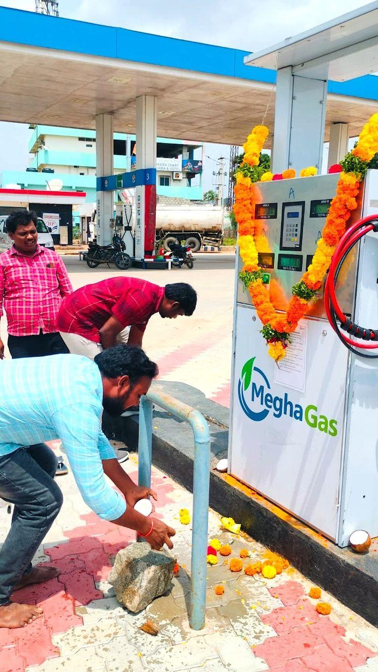 In Telangana, we have established a new CNG Station at Jangaon Crossroads in Suryapet! If you are travelling between Hyderabad and Warangal, you can get your CNG refilled at this station