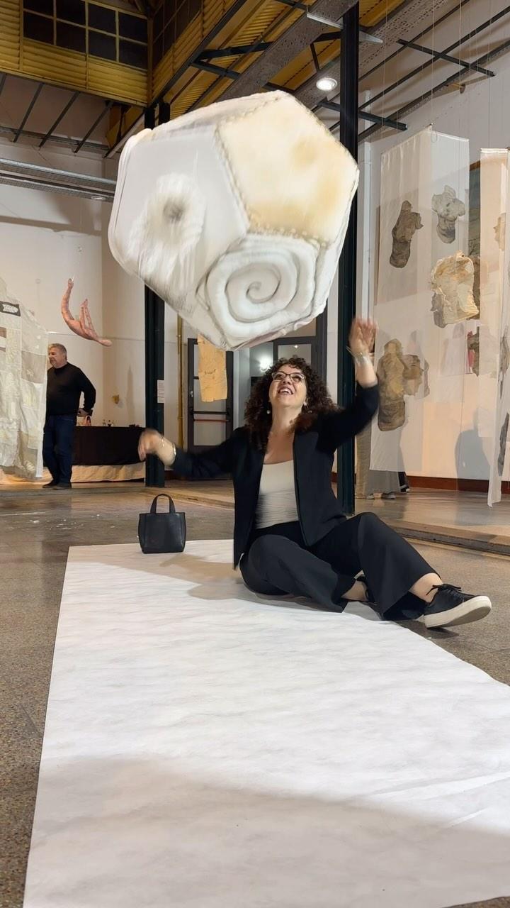 “Al que le toca, le toca”
Escultura textil interactiva presentada en BROTE - Muestra de estudiantes del posgrado de Especialización en Prácticas Artísticas Textiles Contemporáneas - UNA en el Complejo Municipal Museográfico y Cultural ubicado en la sede de San Andrés de Giles
Organiza posgrado EPATC / Secretaría de Investigación y Posgrado DAV UNA
bordes.una textilesuna artesvisuales.una