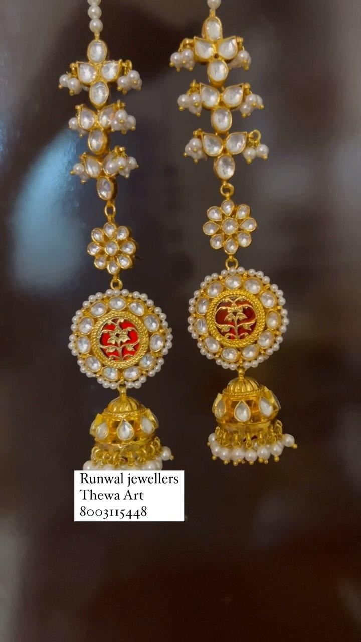 Thewa kundan necklace handcrafted with 23carat gold work on glass and silver casing with gold plating
Place your order via WhatsApp or dm us
8003115448
#thewa #thewaart #jewellery #handcrafted #pratapgarh #jewel l