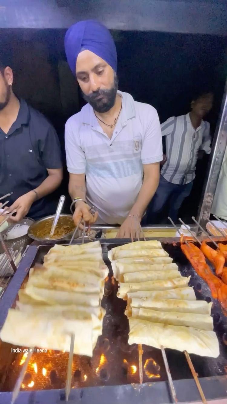 30 Rs me chaap Roll

Address :- Sardar ji chaap roll
  Krishna Nagar Lal quarter market 
  Near chachi building and Ratan Devi school 
  Opp burger Singh