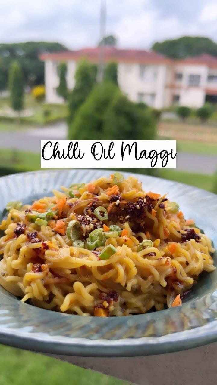 ~ Chilli Oil Maagi ~

For more such recipes follow thrill_o_flavours 

🍝 Sauté minced garlic, chilli flakes in butter and add crushed maggi
Fry a little and add in the maggi masala
Add sliced onions and after sautéing, add water
Allow it to cook and add lots of grated cheese
Add hot chilli oil on top and garnish with chopped spring onions and carrots