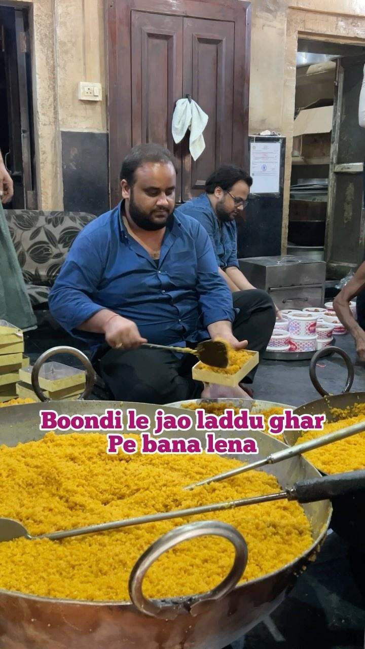 Aj Gwalior Ki Har Ek Sweet Shop Hai Over Crowded😳😳
•
•
Or agar khane hai “Bahadura Ke Laddu” to apko aj laddoo nahi boondi serve ki jaegi😀😀Laddu ap ghar par bana sakte hai😁
•
•
Apki fav “Diwali Sweet” konsi hai? Comments me btao👉🏻
•
Follow eatwithshalinee
[Diwali, Sweets, Bahadura, Shreeram, Dauji]
•