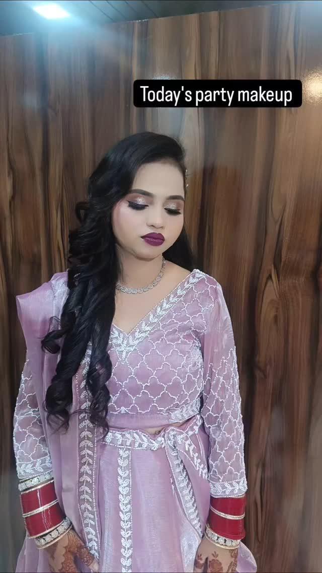 Book this beautiful look at khushi makeover orai 

Contact _8303610381
Address _konch Bus stand jhansi chorya