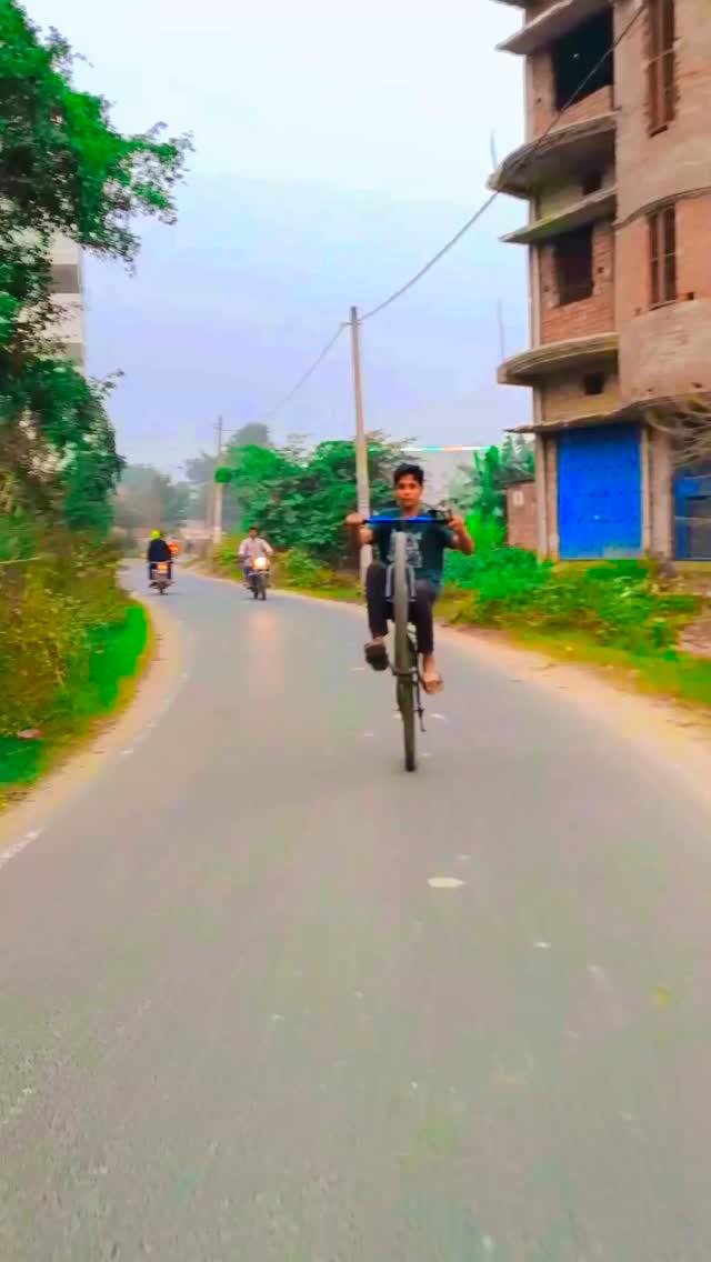 Baby Babu ka pass nahi
reaction 👀👀👀 cycle stant wheelie reaction 😱 video 

viralreels #stant #reaction #wheelie #trending #viralvideos #trend #reelinstagram #nsbpictures #public #stoppie