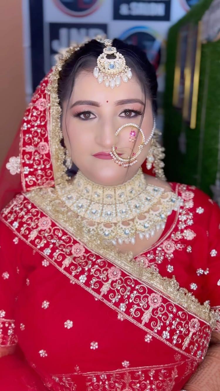 Gorgeous bride in red ❣️❣️
Mua _sahil_makeup_studio