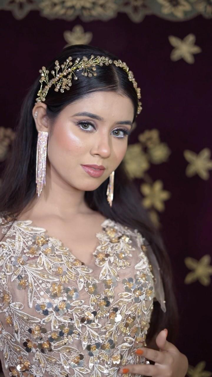 U can also achieve princess look like Naina 🧿😍 book ur slot with us and achieve ur dream look 😘

We provide 💁🏼‍♀️
Bridal makeup 
(Sangeet look , haldi look , reception look ) 
Engagement makeup 
Party makeup 
Pre wedding makeup etc … 

(Engagement makeup , sangeet bride , princess look , makeup artist , bemetara makeup artist , Raipur makeup artist , bridal makeup , freelancer makeup artist )