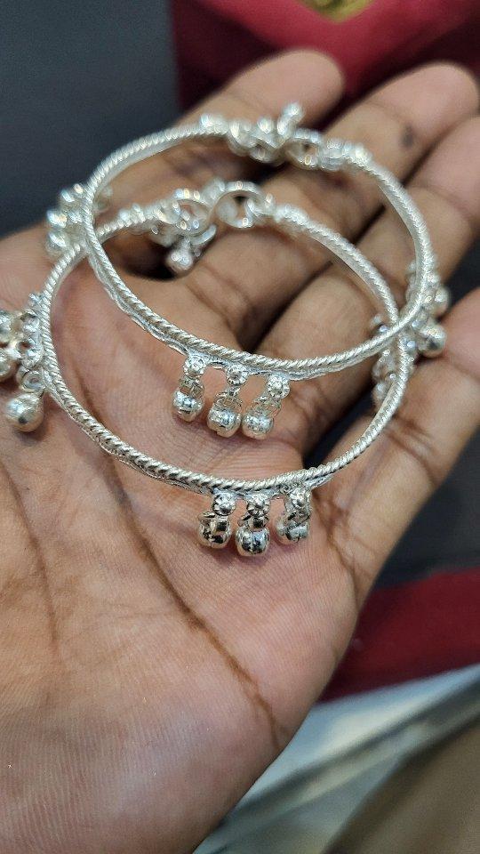 BABY KADA anklet 👌👌
Silverornaments
Silver jewellery 

💎ज़ेवर जंक्शन💎
शुद्ध सोने एवं चांदी के उच्च कोटी के अभूषणो के क्रेता एवं विक्रेता 
 🏠बखिरा बाजार संत कबिर नगर 
  8826445144