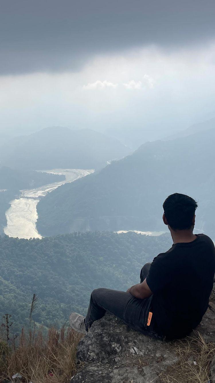 Guys Give Relax to your Mind and Body, 
You will find peace ☮️ Only in Mountains 🏔️ 

#kalimpong Nearest Railway 🚃 Station Siliguri 
Nearest Airport Bagdogra Airpot
When You will Arrive At Siliguri You can take Bus Or Sharing Taxi for Kalimpong 

Bus Will charge - 130/- Approx 
Sharing Taxi Will charge - 230/- Approx 

For Accommodation You can Connect directly to hillstale 

Enjoy and Let me know your Experience Guys !!!