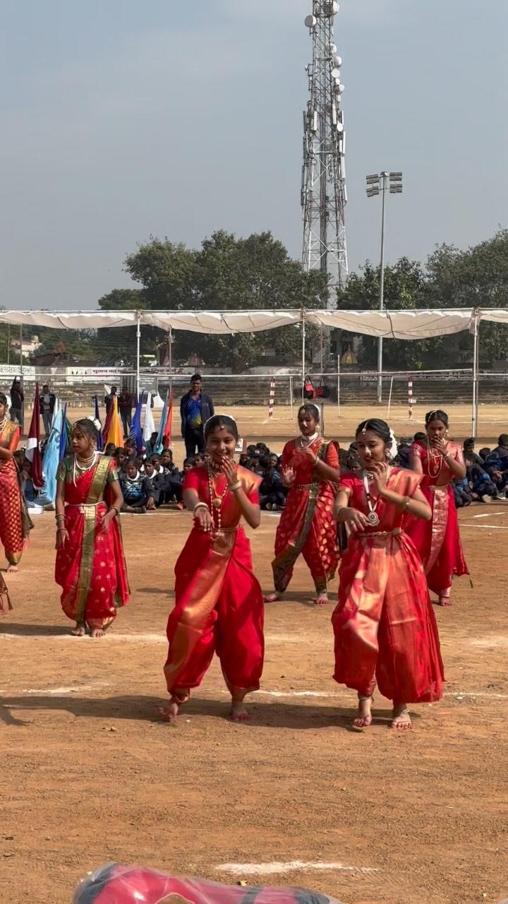 महासमुंद के मिनी स्टेडियम में आयोजित 68वीं राष्ट्रीय शालेय क्रीड़ा प्रतियोगिता में समापन अवसर पर नृत्य की मनमोहक प्रस्तुति।