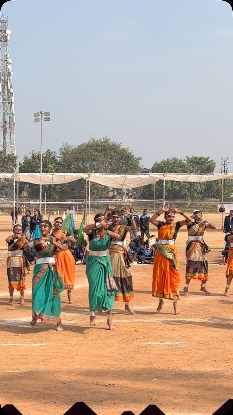 महासमुंद के मिनी स्टेडियम में आयोजित 68वीं राष्ट्रीय शालेय क्रीड़ा प्रतियोगिता में समापन अवसर पर नृत्य की मनमोहक प्रस्तुति।