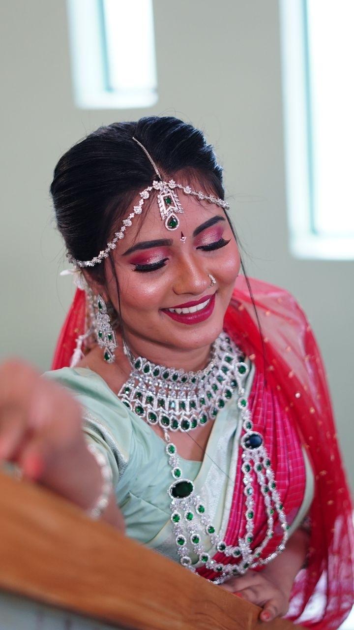 Telugu bridal look💄for makeup enquiries 📞☎️8148108840
Book us to enhance your beauty on ur big day

❣️Mua-eye_to_eye_makeover
❣️Costume-eye_to_eye_makeover
❣️Stunner -ab.inaya814_ 
❣️Beautiful jewel-jaishi_bridal_jewels
❣️Photography -v.sankar.sk
❣️Lashes -vahmaya.in