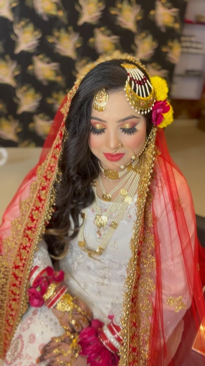 Transition for nikah bride💛♥️
MUA - pooja_makeover_mehendi_ 

Foundation forever52india 
Lipstick loverecode 
Lashes paccosmetic 
Brusher paccosmetic 
Contour benifit_cosmeticsuk 
Highlighters paccosmetic 
Setting spray forever52india