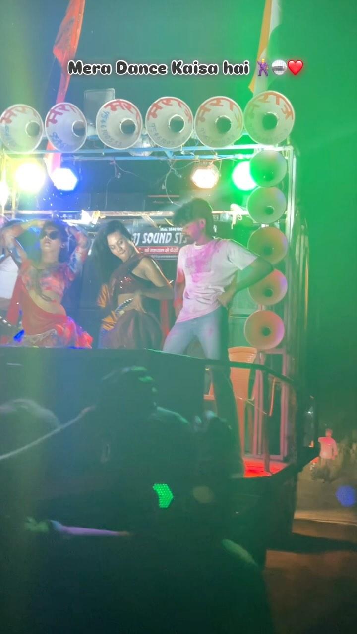 हमार डांस कैसन बा 🕺🪩❤️👍🏻………
_yashhh__bhojpuriyaaa