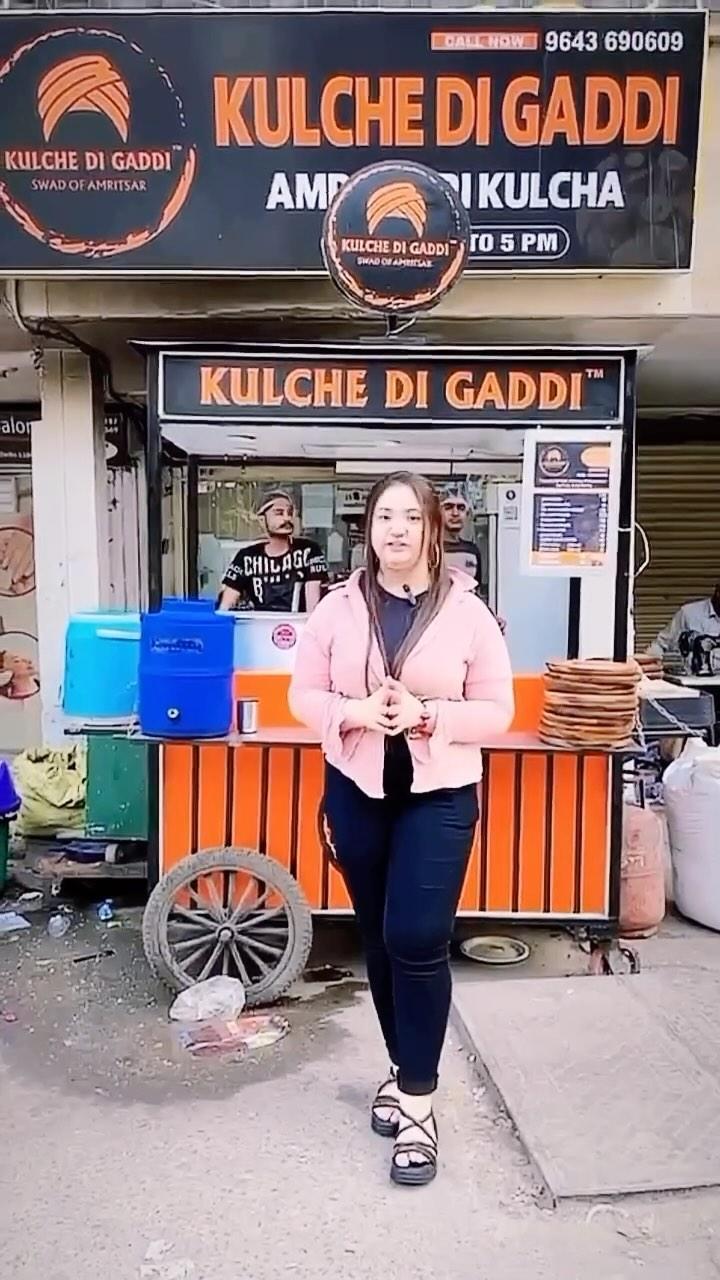 Amritsari Kulcha ka asli swaad,
ab mil raha hai Kulche Di Gadi 🍽️,
Ashok Nagar 📍mein!

[ Amritsari Kulcha , Punjab , Punjabi Vibes , Kulcha , Desi Kulcha , Ashok Nahar , Punjabi Food , Desi , Punjabi ]