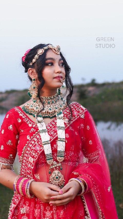 Book Your Bride 👰🏻 

Book us your most memorable events and get the best service at the affordable price!!! 
🌟DM for Bridal 🌟 Non-bridal 🌟 Engagement 
🌟 Reception Makeup booking and enquires

Call now : 9589422562 

Makeup - radha.makeovers_

In Frame - vaishalii_01

Photography - green_studio_05