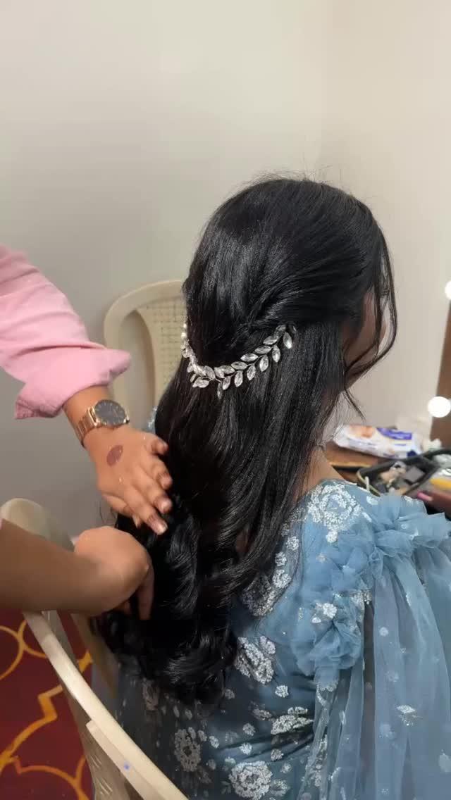 Open hair with the magic of accessories✨✨

Hair: hair_by_sakkshiii 
Makup: _makeupbyrashmi 

#hair_by_sakkshiii openhair

#hairideas

#bridalhair

#weddinglook

#bridesbypratikshaverma

#weddinghairstyle

#wardha
#nagpur
#sufinight

#sangeetlook

#hairbyme

#hairtransformation

#trendinghair

#haircreation

bridalreels #reelkarofeelkaro

#bridereels

#treandingreels

weddingbazaarofficial

weddingbazaarfashion

wedmegood

weddingsutra

weddingplz