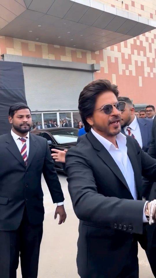 Hendsome man Bollywood king Khan ❤️🥰 

 looking so beautiful ❤️😍