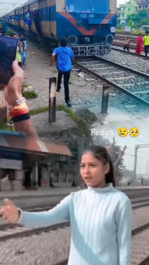 Reliya🚆🚂
maghi