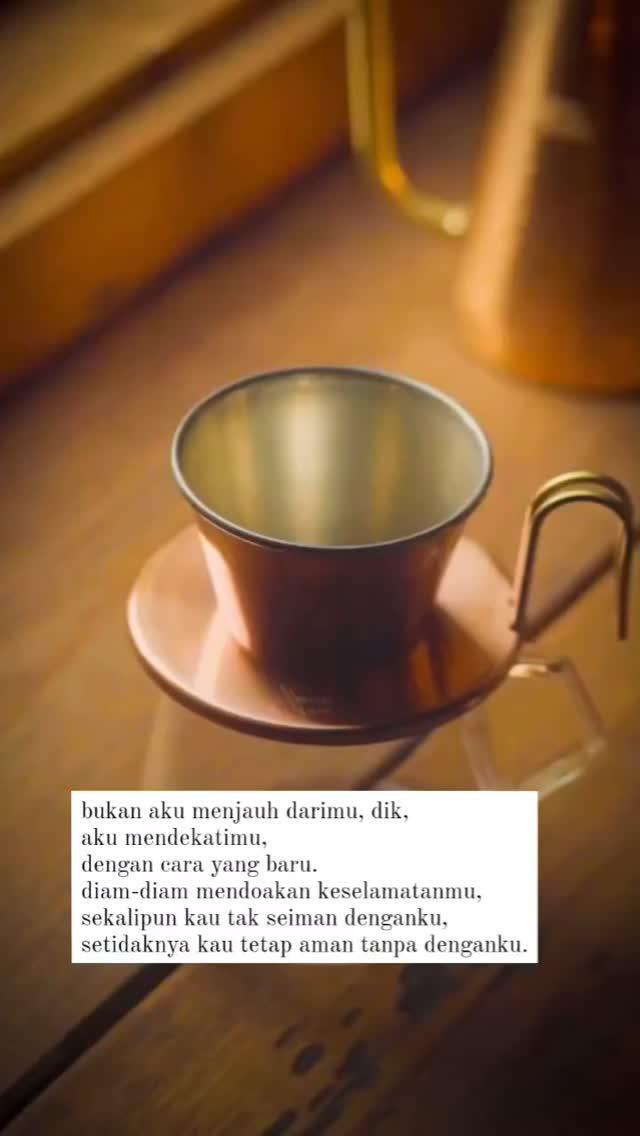 pagi & hal-hal selain kopi
Jumat harinya,
pahit kopinya
Ya, tentu yang manis tak cuma senyumanmu, ada janji juga
sekarang mungkin kau tak sudi menyapaku lagi, itu tak apa
terkadang tak semua keinginan harus terwujudkan