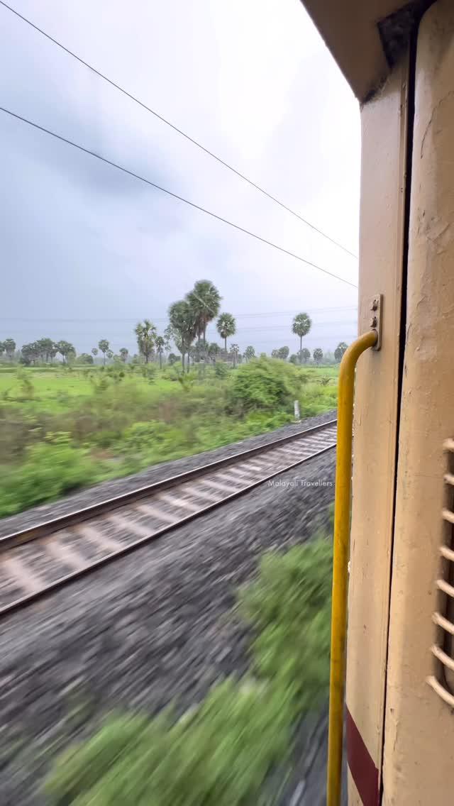 ഇന്ത്യയിലെ പ്രധാനപ്പെട്ട അണക്കെട്ട് കാണാൻ ട്രെയിനിൽ പോയപ്പോൾ !

ഇന്ത്യയിലെ ഏറ്റവും വലിയ അണക്കെട്ടുകളിലൊന്നാണ് തമിഴ്നാട്ടിലെ സേലം ജില്ലയിൽ സ്ഥിതിചെയ്യുന്ന മേട്ടൂർ അണക്കെട്ട് , കാവേരി നദിക്ക് കുറുകെയുള്ള ഈ ഡാം 1934 ലാണ് പണികഴിപ്പിച്ചത്
വിൻസെന്റ് ഹാർട്ട് എന്ന ഐറിഷ് എഞ്ചിനീയറുടെ മേൽനോട്ടത്തിലാണ് ഇത് നിർമ്മിച്ചത്
ഇത് തമിഴ്‌നാട്ടിലെ 12- ലധികം ജില്ലകൾക്ക് ജലസേചനവും കുടിവെള്ളവും നൽകുന്നു, അതിനാൽ തന്നെ തമിഴ്‌നാടിന്റെ ജീവനും ഉപജീവനവും നൽകുന്നതിൽ മേട്ടൂർ ഡാം വളരെയധികം പങ്ക് വഹിക്കുന്നു
ഡാമിനോടൊപ്പം തന്നെ വൈദ്യുതി ഉത്പാദനം, കെമിക്കൽ നിർമ്മാണം, അലുമിനിയം ഉൽപ്പാദനം എന്നിവയ്ക്കും മേട്ടൂർ പേരുകേട്ടതാണ്
തമിഴ്നാടിന്റെ പ്രാഥമിക വൈദ്യുതി സ്രോതസ്സുകളിലൊന്നാണ് മേട്ടൂർ…