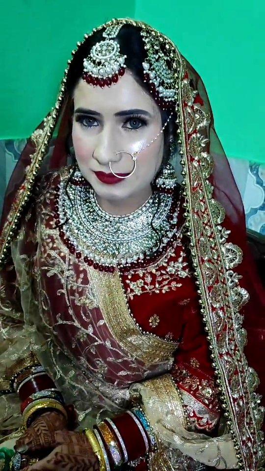 Beautiful Bride ifra_naik00
MUA makeoversbyamina 💄