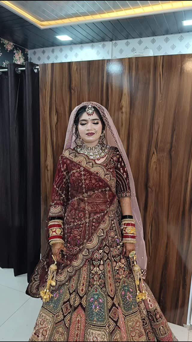 Outfit available on this rent at khushi makeover orai 
Makeup booking are open upcoming wedding season so vist please and book now 

Contact us _8303610381
Address _konch Bus stand jhansi choraha