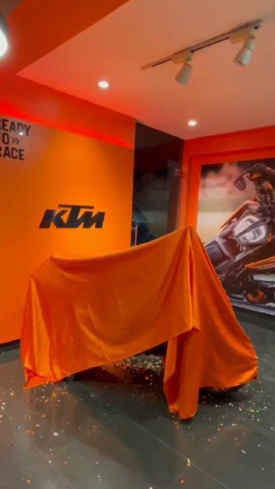 Congratulations!!🎊
Mr.Shakthivel❤️ DUKE 200

 Welcome to KTM Family
Enjoy the Premium Ride
Ride safe & Wear Helmet!! 🥳✌

😊#Happyride😃
Please remember your pledge to ride safely and responsibly
Congratulations again for becoming a new member of our KTM family🤝
And don’t forget to celebrate this new entry into your life with your loved ones
Follow and support sivakasi_ktm 🧡

contact Sivakasi KTM: ☎️ 

CALL/Whatsapp - 9443400881

ADDRESS-
194, 
THIRUTHANGAL ROAD,
SIVAKASI 626123

 Keep supporting
KTM ORANGE