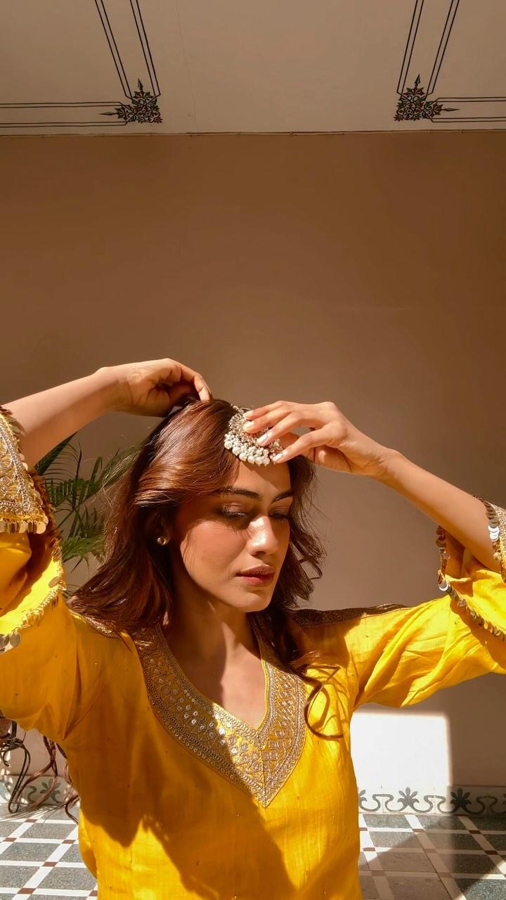 Mehendi ready 💛✨ 

Wearing roze.india 
Jewelry the_jewel_gallery