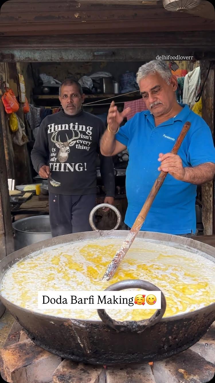 Doda Barfi Making🥰😋

Follow👇
delhifoodloverr05 
delhifoodloverr05 

Location: Hiralal And Sons , Chota Bazar , Shahdra ,Delhi💯