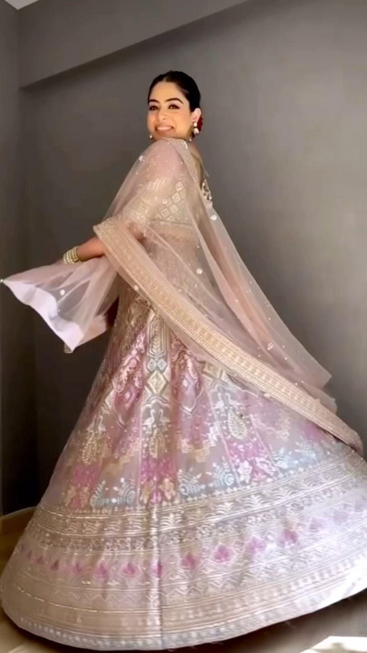 Dressed in Love and wrapped in elegance
Because your wedding day deserves nothing less than extraordinary
weddingday#weddingdress#weddingcollection#bridal elegance#bridallehenga#weddinglehenga#lehengalove #ethnicwearonline #designerwear #kurtihouse #shahdara 

[ designer lehanga, wedding lehanga, wedding shopping, online shopping, lavender lehanga]