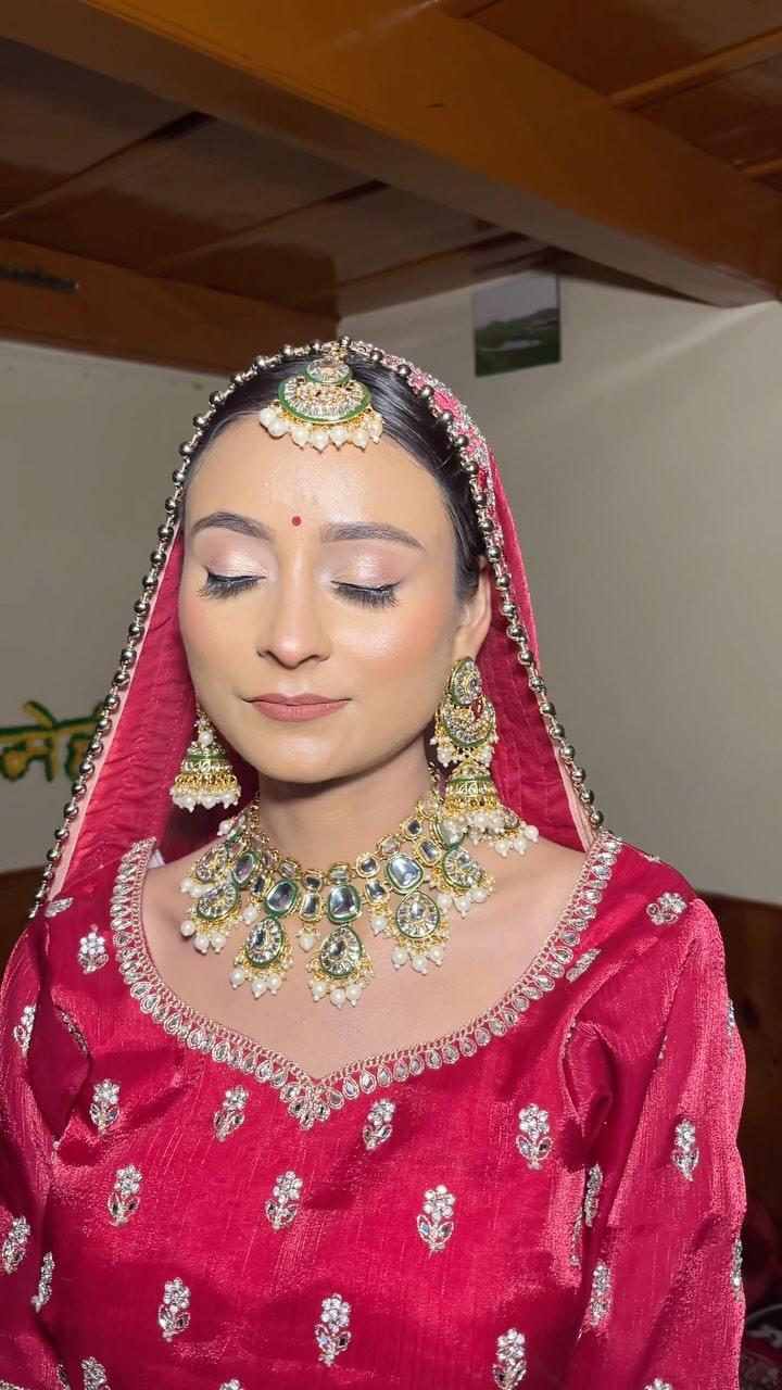 Nikita 💫💫

Minimal glam 👰  for__.nikita_thakur.__ as she wanted for her big day 

Hmua- makeupby_diya123 
 Mehndi -mehandi_by_urvashii 
Outfit nd jewellery- kailashanii