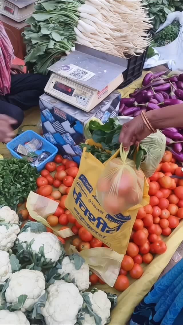 Gyi market ghumne guys thandi itni thi mat puchiye🥶

#trending #trendingreels #trendingnow #marketblog #blog #vlog #vlogger #vlogsquad #blogger #shorts #muzaffarpurblogger #muzaffarpur #muzaffarpursmartcity #instalike #instadaily #view #foryou #viral #thandi 

life_with_srishti anurag_dobhal namya_official07