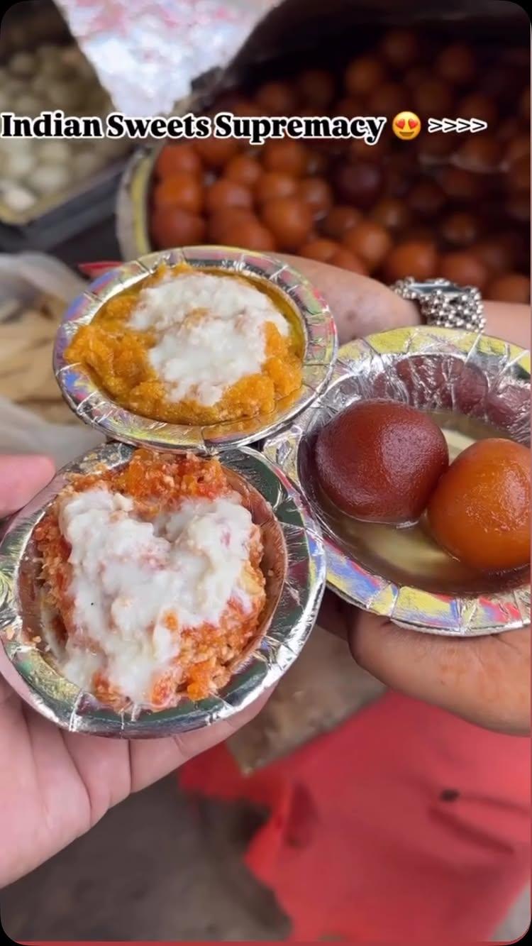 Comment Karke batao apki favourite Konsi h 😋 

centraldelhi # gulabjamun# sweet #sweetreels # sweetreelsvideo # yummy #foodbloger # gulabjamunlover # Delhilovers # lovers