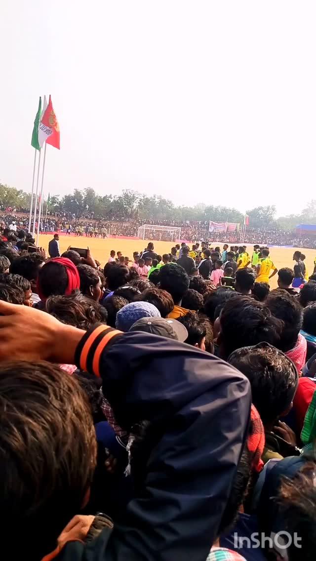 Sadhu Mardi ko dekhne aye audiance 😱⚽❤️❤️

viral #reels #football #reelsinstagram #trending #trending #trendingreels #cr7 #sadhumardi #pakur #football #gokulpur #kingfisher#jharkhandsadhumarndi jsajamshedpur