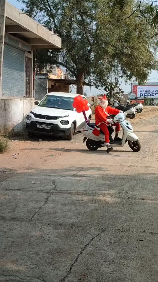 "🎅✨ लिटिल स्टेप्स हाई स्कूल, अनुपपुर में क्रिसमस की खुशियां! सांता ने बच्चों के साथ नाचते, खेलते और मीठे तोहफे बांटते हुए मुस्कान और मस्ती से भरा दिन बनाया। देखिए इस जादुई पल को! 🌟❤️ #क्रिसमससेलिब्रेशन #लिटिलस्टेप्सहाईस्कूल #खुशहालपल"
"🎅✨ Christmas joy at Little Steps High School, Anuppur! Santa brought smiles, laughter, and loads of fun as he danced, played, and shared sweet treats with our students
Watch the magic unfold! 🌟❤️ #ChristmasCelebration #LittleStepsHighSchool #JoyfulMoments"
#anuppurnews #schooldays #funlearningforkids #children #activitiesforkids #motherhood #learningmadefun #Anuppur topfans Collector Office Anuppur Childhood School Anuppur