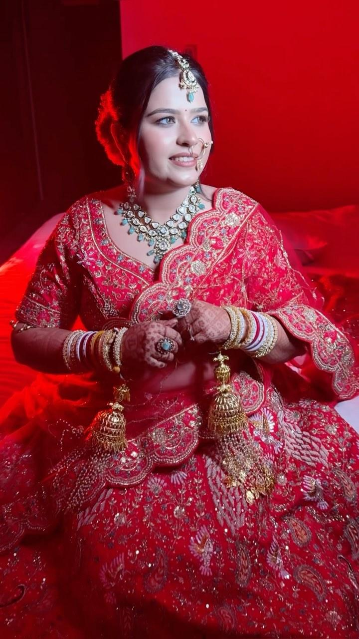 Radiance in every detail
A bridal look as timeless as love itself 💕

Bride - alisha.sidana 
Hair - hairbyamandeep 
Jewellery- _houseofjewels_official 
Makeup - makeupbyrabiadawra 
Outfit- saat.phere__ 

Kindly whatsapp us at (+91 9717344245) in order to enquire about the bookings and for further information
______________________________________