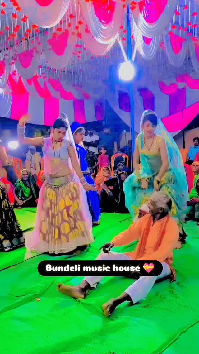 बुंदेली राई नृत्य 🥰💝🌺 खड़ी राई
Follow👉🏻bundelimusichouse

Like❤️👍🏻

Comment 📝💬

Shere🎁🚚