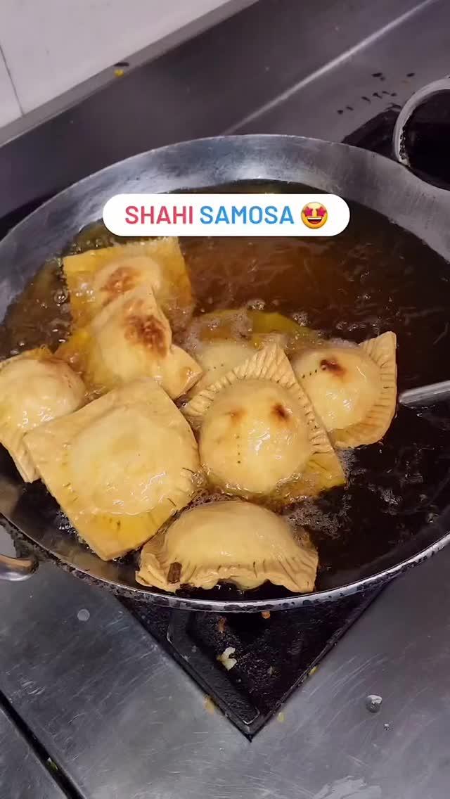 Apne Khaya Hai "Shahi Samosa" 😍😉 | Tag Shahi Log 😛 | Location 👇

📍 Sehgal Pastry Shop, Krishna Nagar, Delhi 🇮🇳

DM capturingraw for any queries 💙
Follow capturingraw for more ❤️