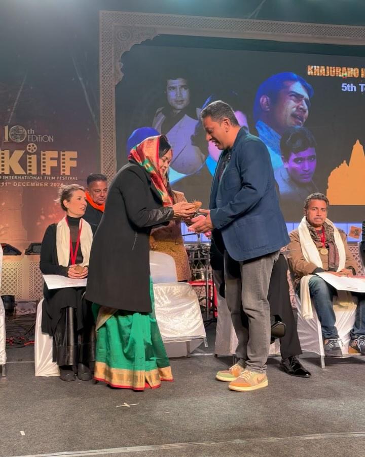 Thank you khajurahofilmfest for recognising my journey as a writer and the humbling felicitation… 🙏🏽🙏🏽 
It was a delightful to meet and chat with susmita_mukherjeeofficial about my book #TheCrimsonThroneofMahoba 
The book is a work of historical fiction around the #Chandel dynasty, who ruled the #Bundelkhand region (including #khajuraho) around 1000 years ago
To know more about the story and the rise of the valiant Chandel generals, Aalah and Udal, get your copy of the book from amazondotin … flipkart or a store near you…

filmfestival #books #historicalfiction #indianhistory treeshadebooks thebookbakers